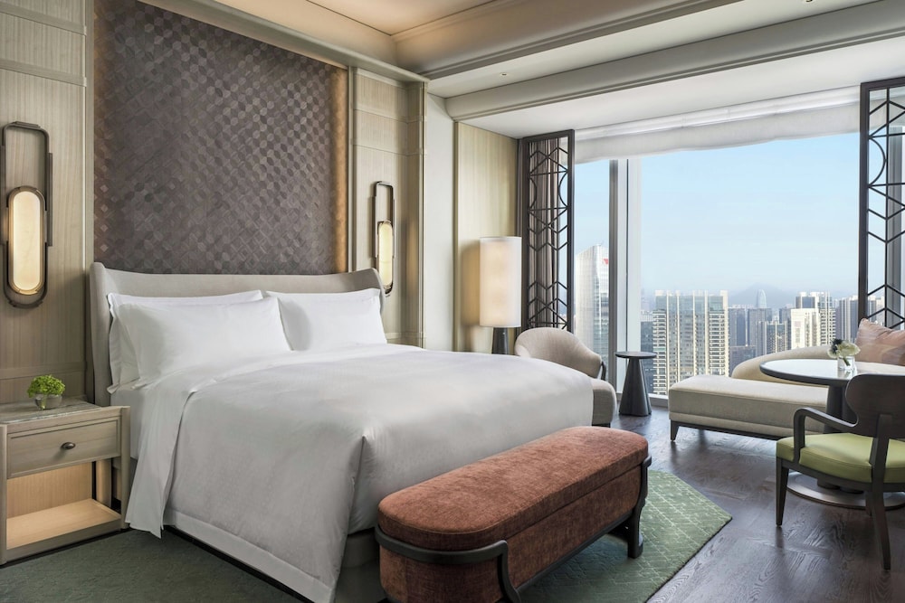 Deluxe Room, 1 King Bed, City View