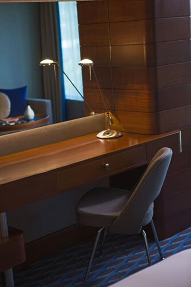 Deluxe Room, 1 King Bed, City View thumbnail 6