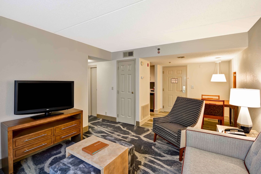 Suite, 1 King Bed thumbnail 6