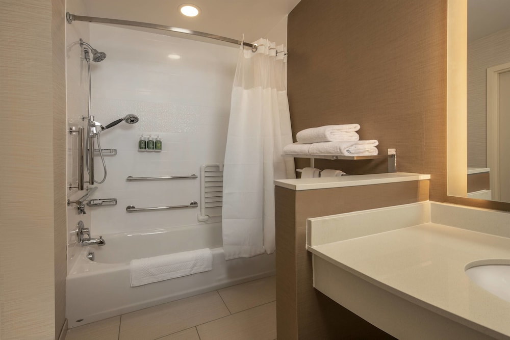 Room, 1 King Bed (Mobility Accessible, Tub)