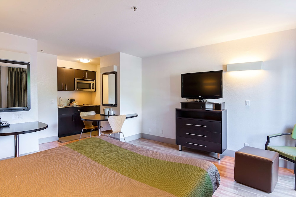 Standard Room, 1 King Bed, Non Smoking photo 1