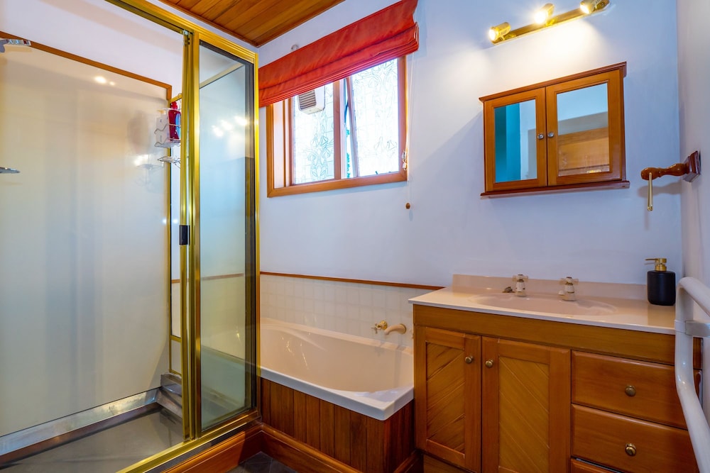 RM5 Blue Ocean Suite Standard Rate, Shared Bathroom photo 2