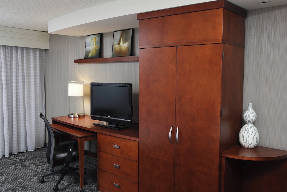 Room, 1 King Bed (Mobility/Hearing Access, Roll-in Shwr) photo 2