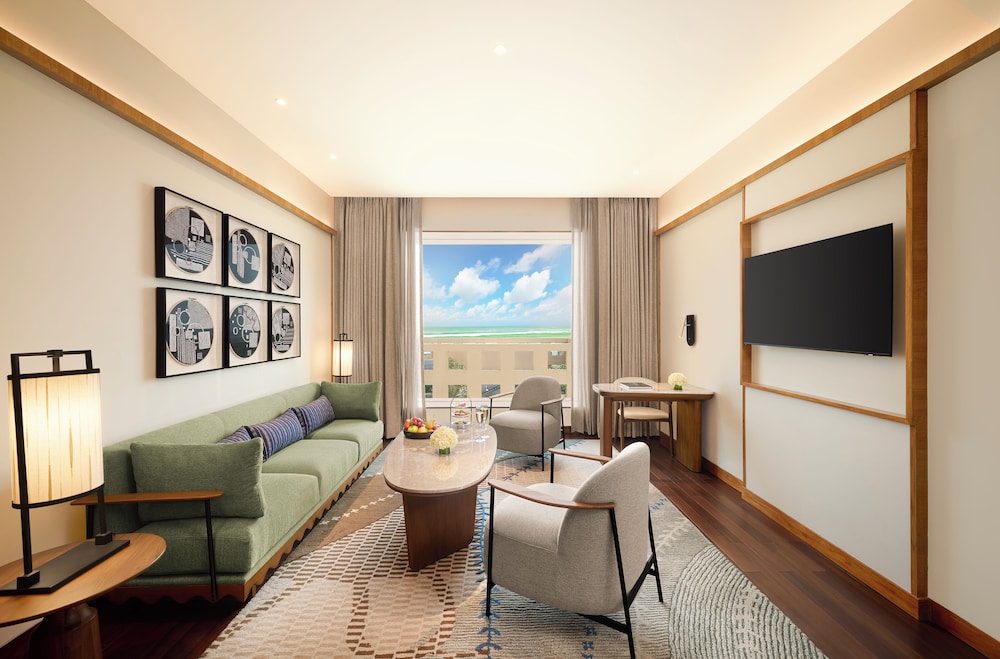 Luxury Suite (Marine Drive View)
