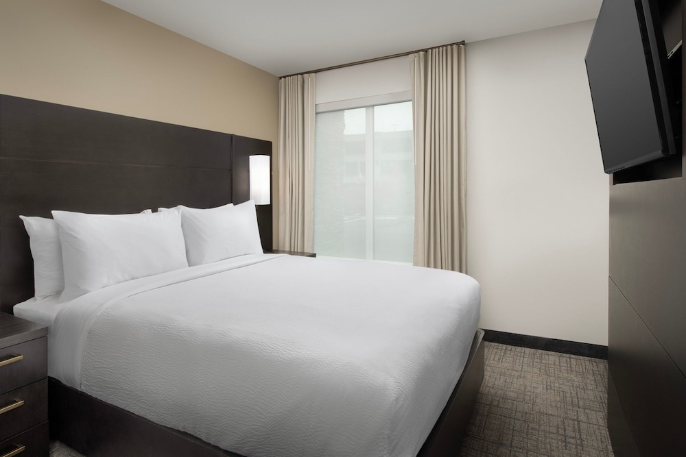 Deluxe Suite, 1 King Bed With Sofa Bed (Hearing Accessible)