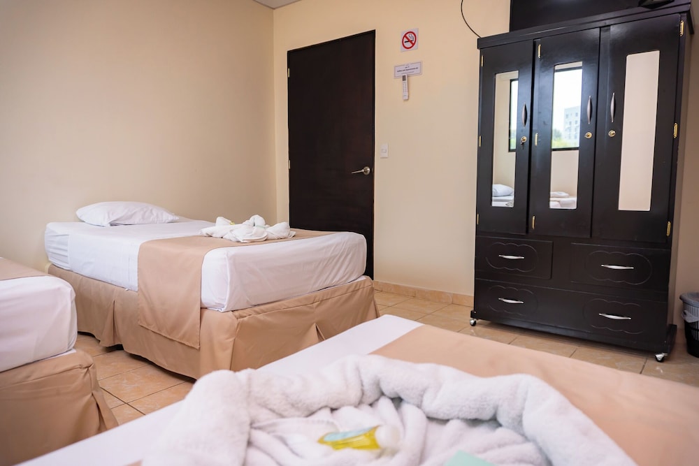 Family Room, Multiple Beds, Non Smoking photo 3