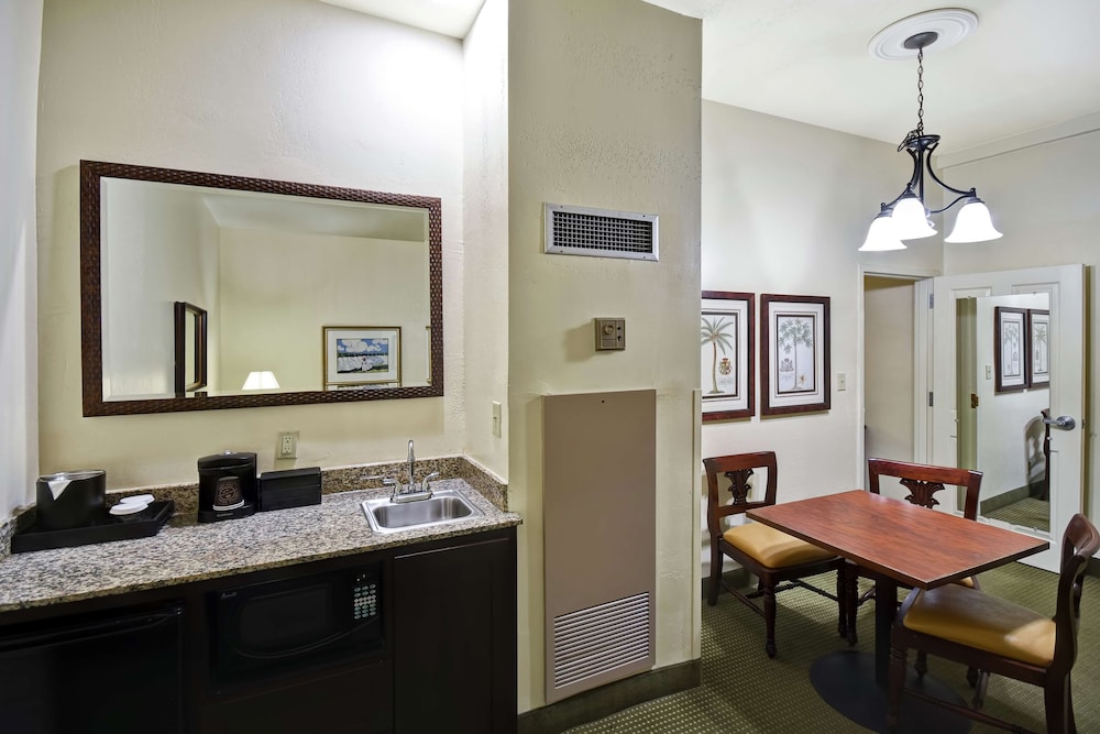 Suite, 1 King Bed (2 Rooms, Whirlpool) - Photo 3