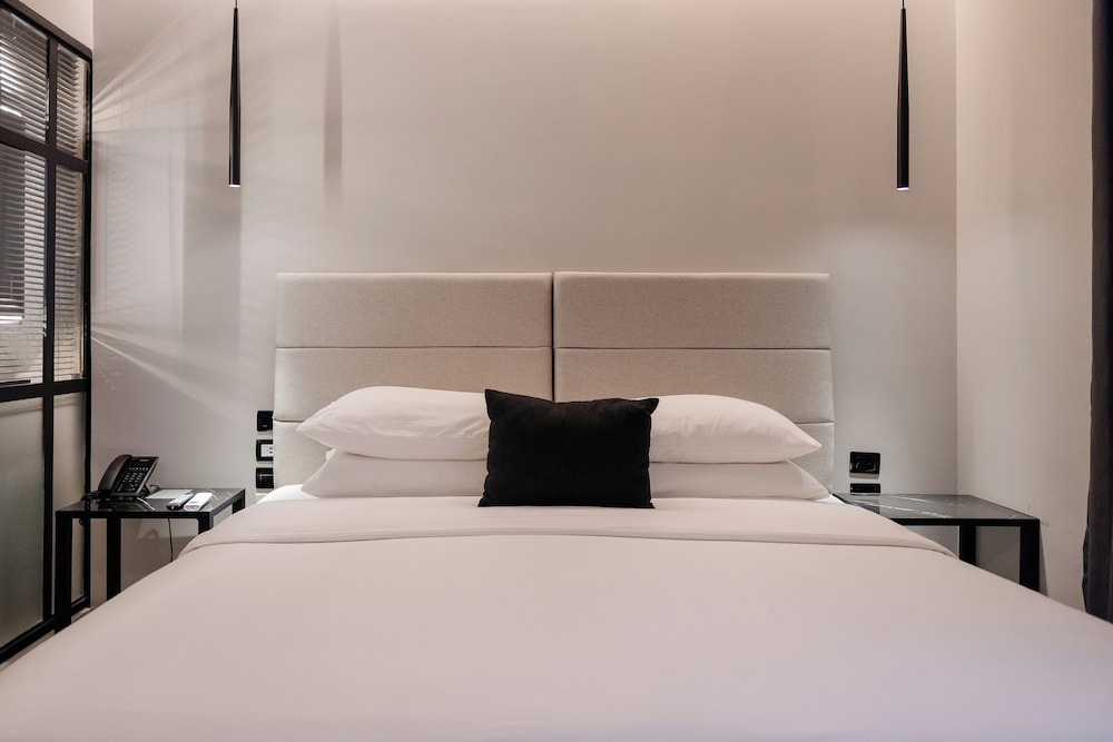 Standard Room, 1 King Bed - Photo 5