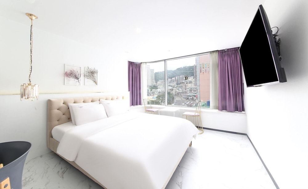 Deluxe Double Room, 1 Queen Bed, Partial Ocean View photo 2