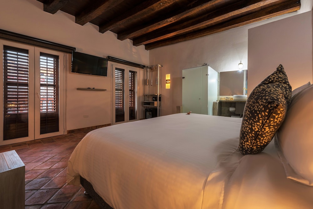 Junior Suite, 1 King Bed photo 1