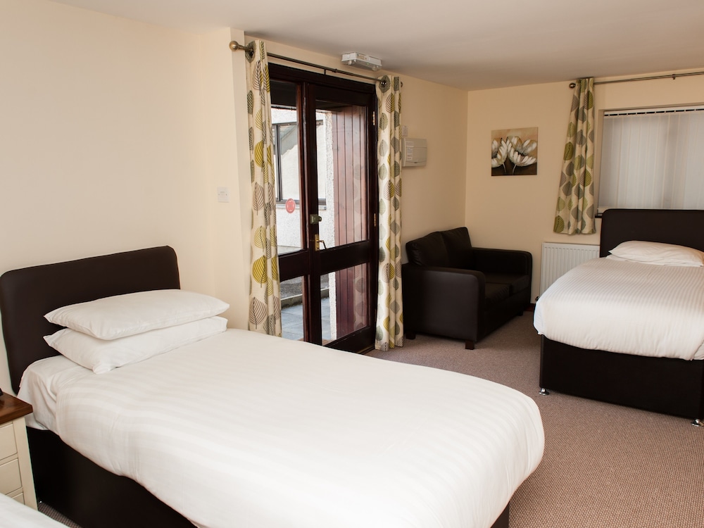 Triple Room, Ensuite photo 3