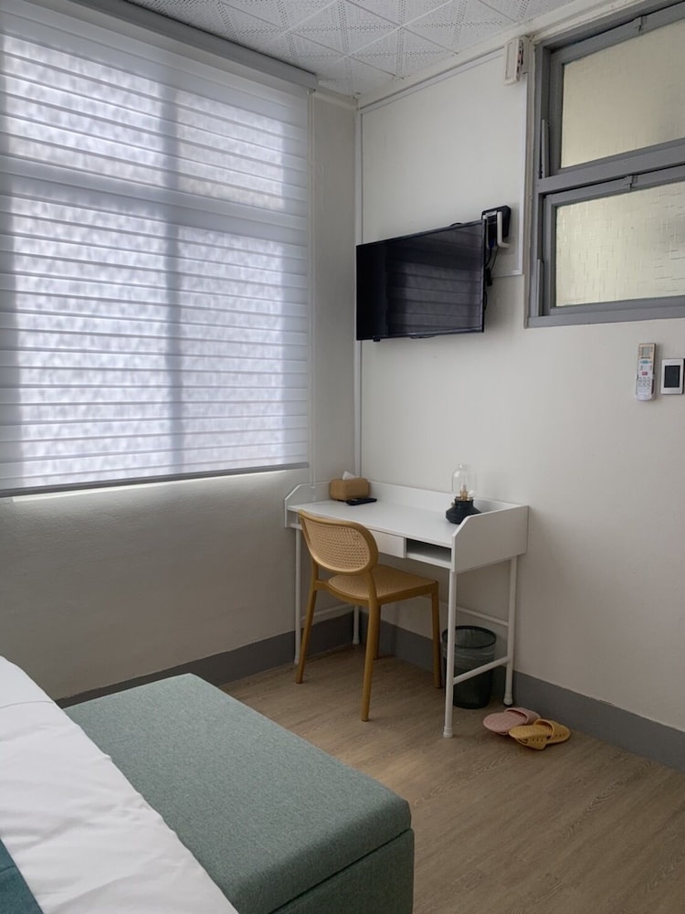 Standard Double Room, Non Smoking, Ensuite - Photo 9