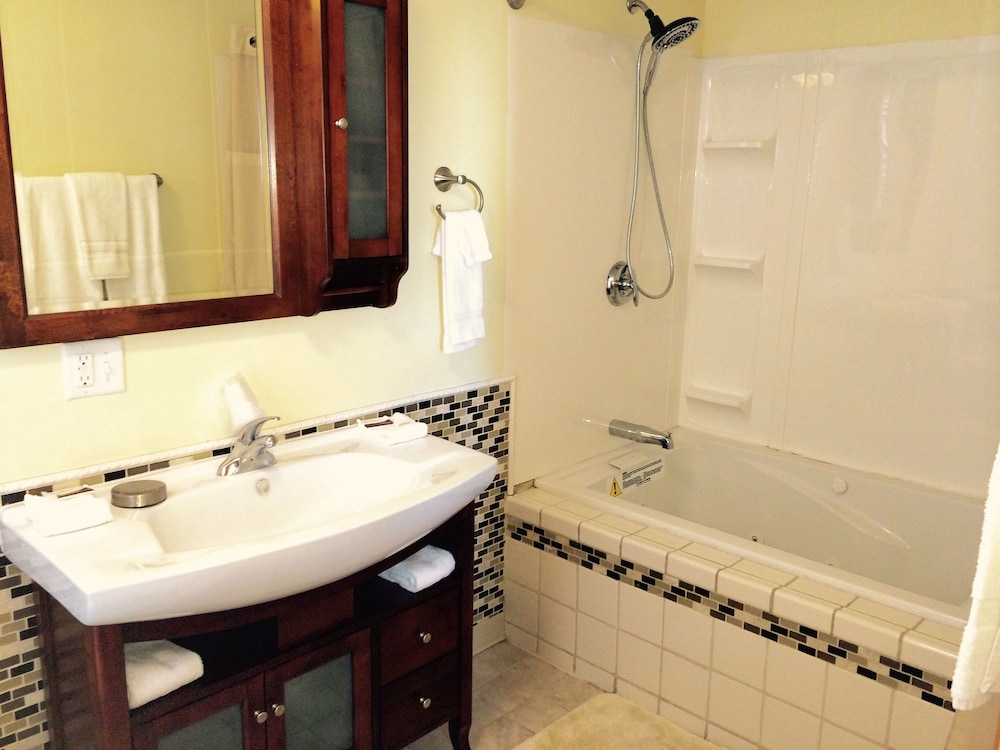 2 Queen Beds with sofa bed, Jetted Tub photo 3