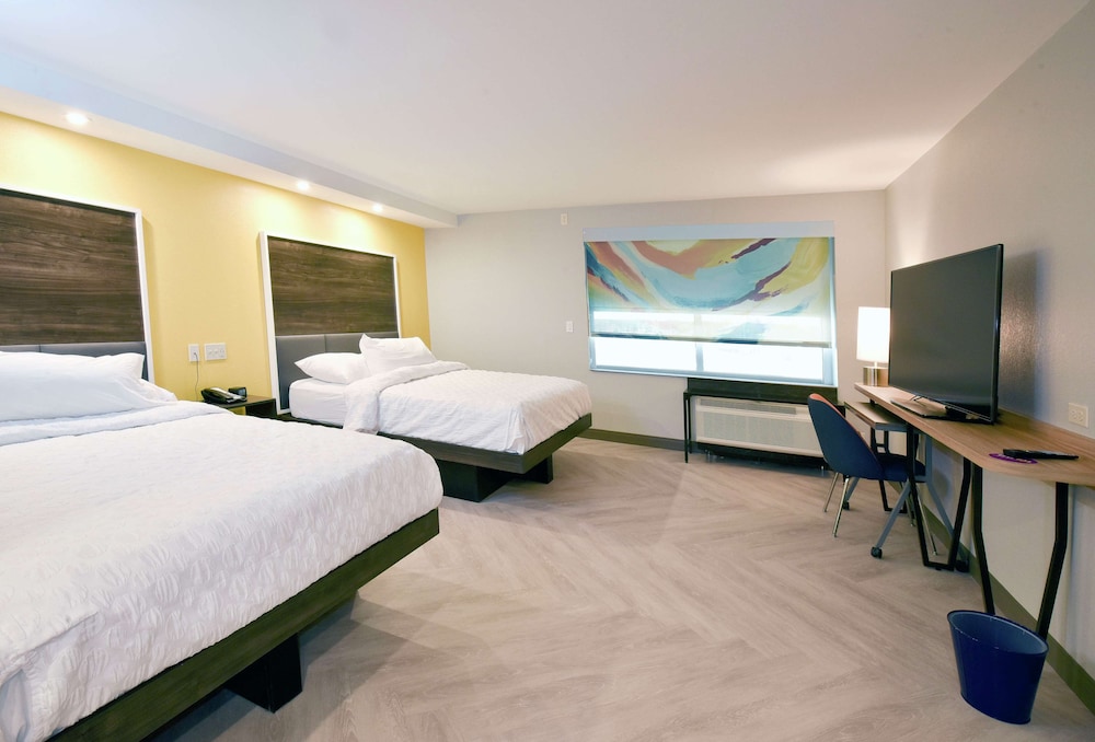 Room, 2 Queen Beds, Accessible, Bathtub photo 1