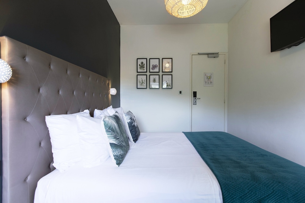 Luxury Room, 1 Double Bed, Private Bathroom (bed size: 150 cm) photo 2