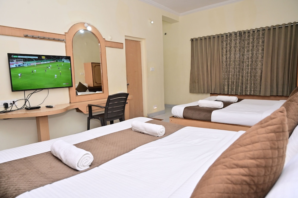 Family Quadruple Room, 2 Queen Beds, Balcony, Garden View photo 3