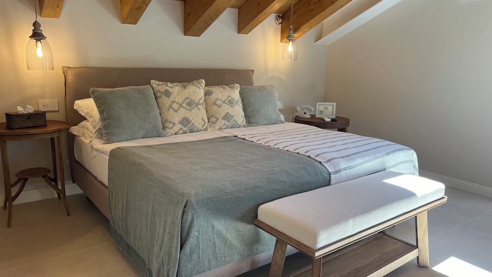 Premium Room, 1 King Bed with Sofa bed, Lake View photo 3