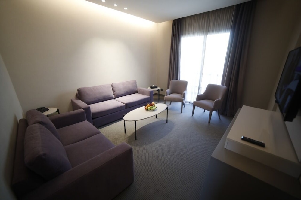 Executive Suite - Photo 1