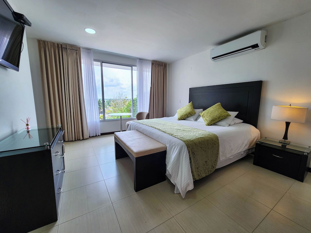 Presidential Studio Suite, Jetted Tub