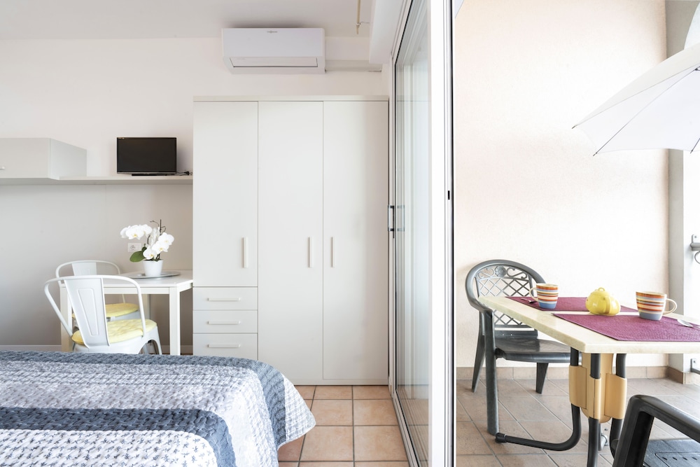 Deluxe Double Room, 1 Double Bed, Kitchenette, Lake View photo 3