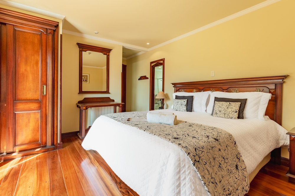 Deluxe Room, 1 Queen Bed, Patio photo 3
