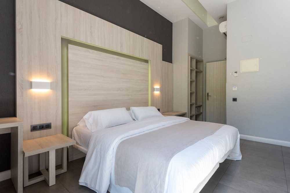 City Double Room, 1 Bedroom, Balcony, City View photo 3
