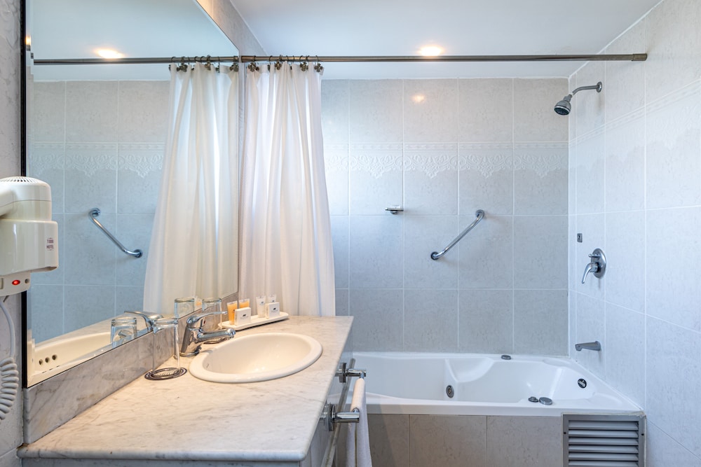 Suite, 1 King Bed, Corner - Photo 3