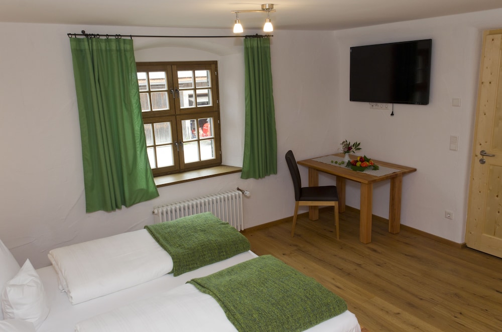 Room, 1 Queen Bed photo 1