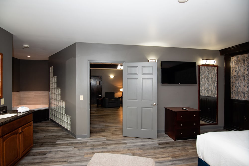 Suite, 1 King Bed, Non Smoking, Kitchenette - Photo 2