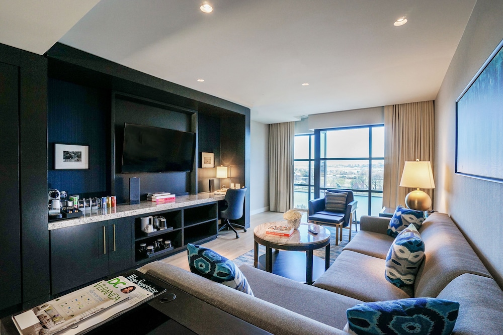 Suite, Multiple Beds (Knot)