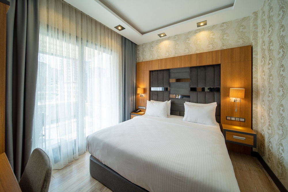 Suite, 1 Queen Bed, Smoking (Top Floor) - Photo 3