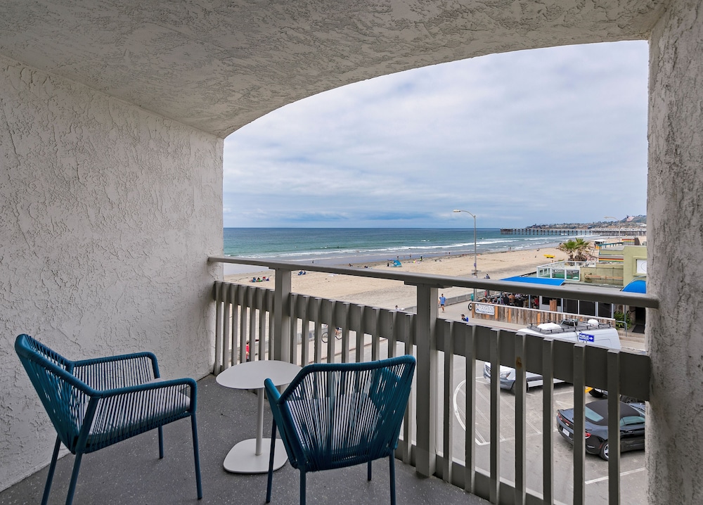 Room, 2 Queen Beds, Partial Ocean View - Photo 6