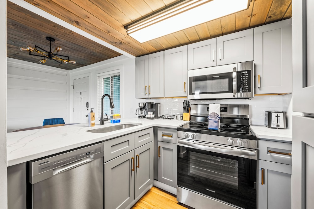 Cozy Bear | Gatlinburg Condo, King Bed, Pool & Mountain Views photo 2