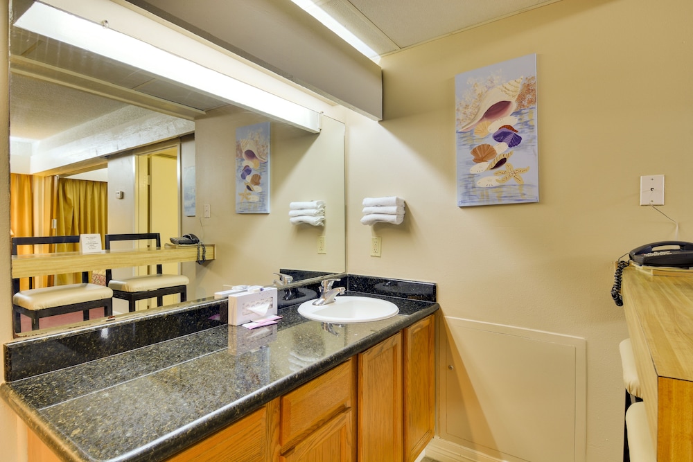 Family Suite, 2 Bedrooms (Oceanfront  - No Pets Allowed) - Photo 6
