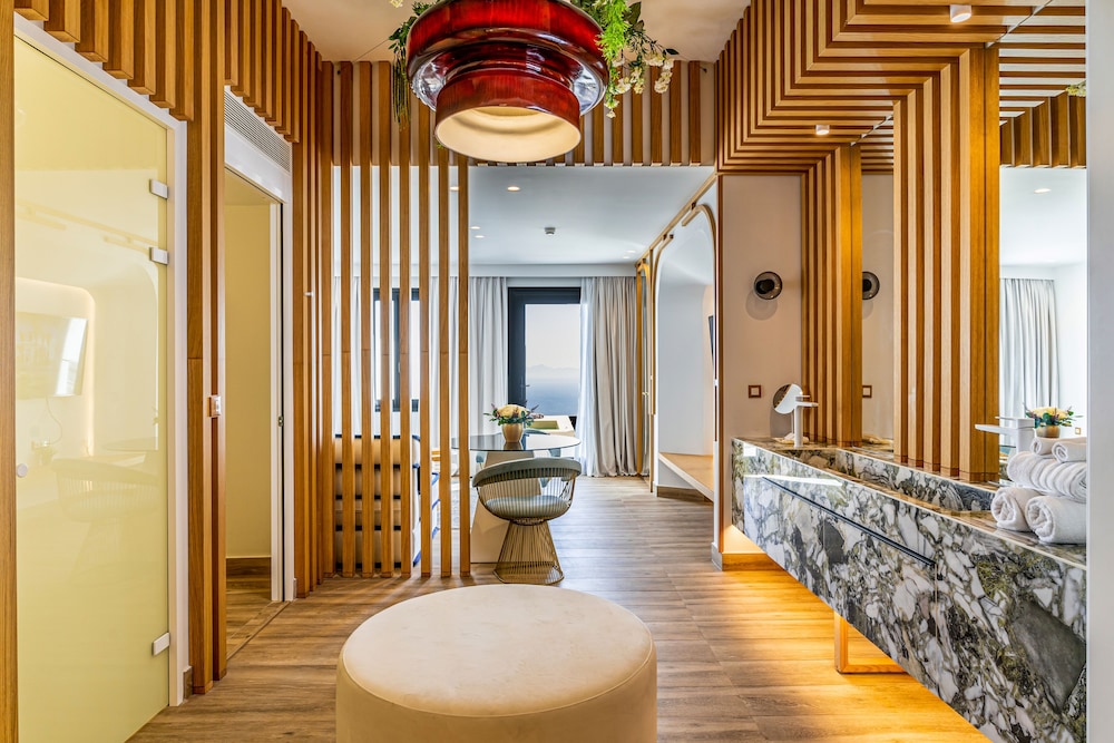 King Suite with Sea View and Heated Plunge Pool - Photo 16