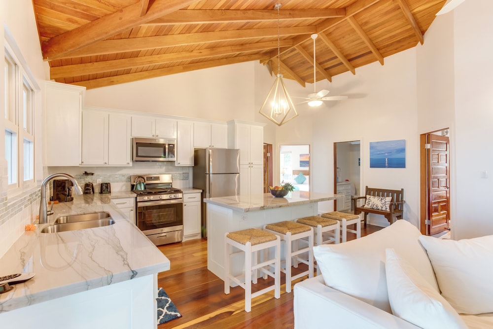 4.5 Bedroom Beach House with Pool photo 2