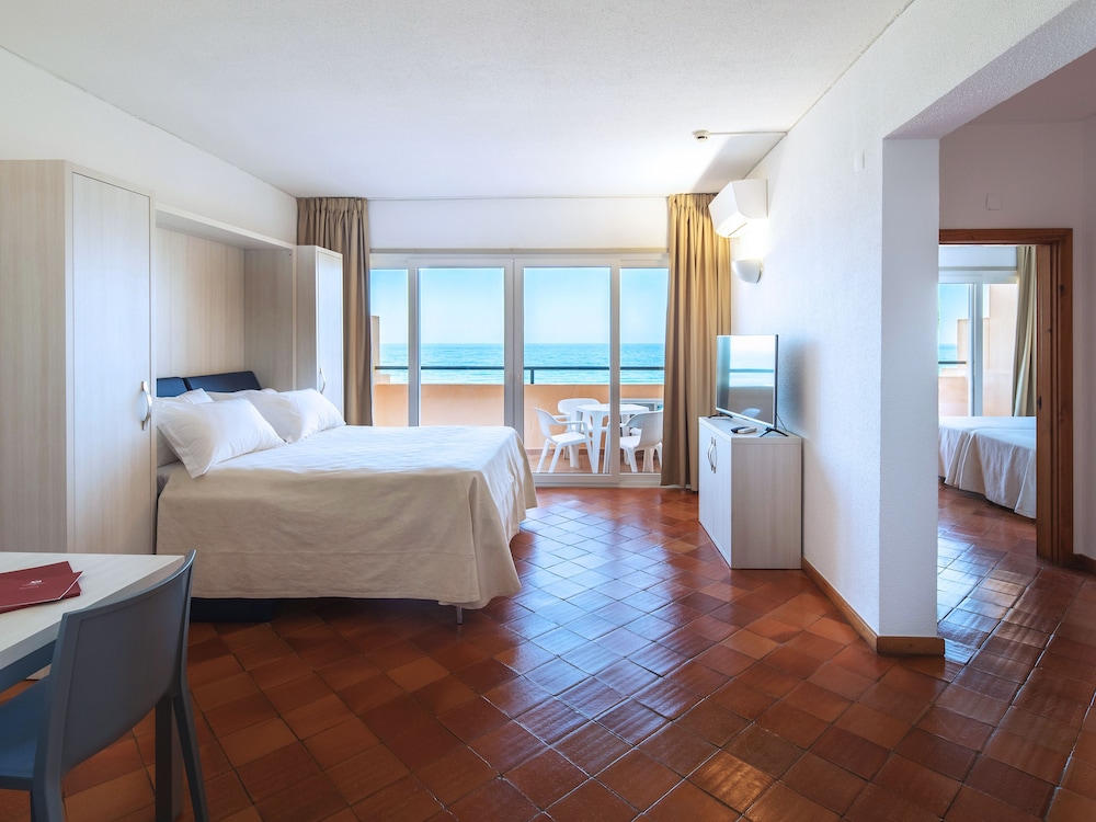 Apartment, 2 Bedrooms, Sea View - Photo 6