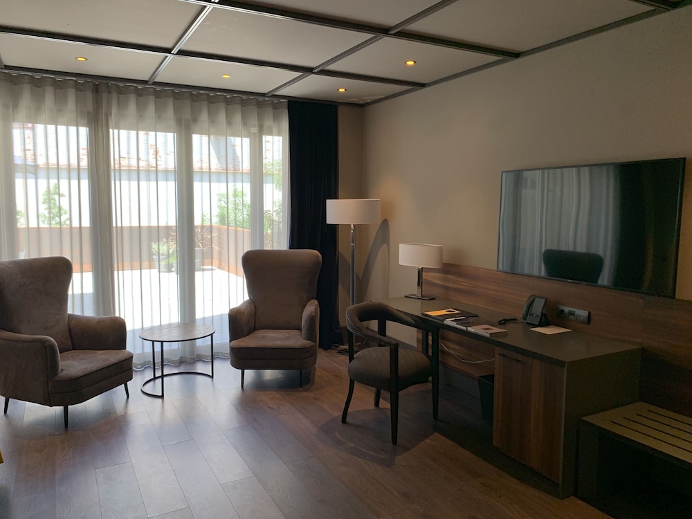 Luxury Studio Suite, 1 Bedroom, Garden View - Photo 1