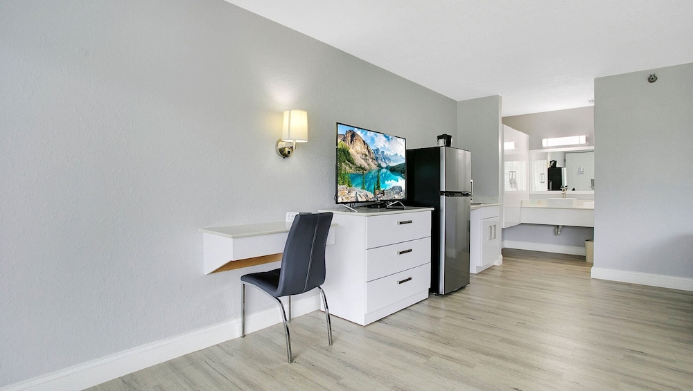 Deluxe Room, 2 Queen Beds, Non Smoking, Jetted Tub photo 2