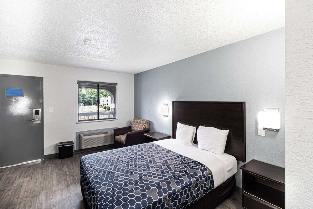 Room, 1 Queen Bed, Non Smoking (Efficiency) - Photo 3