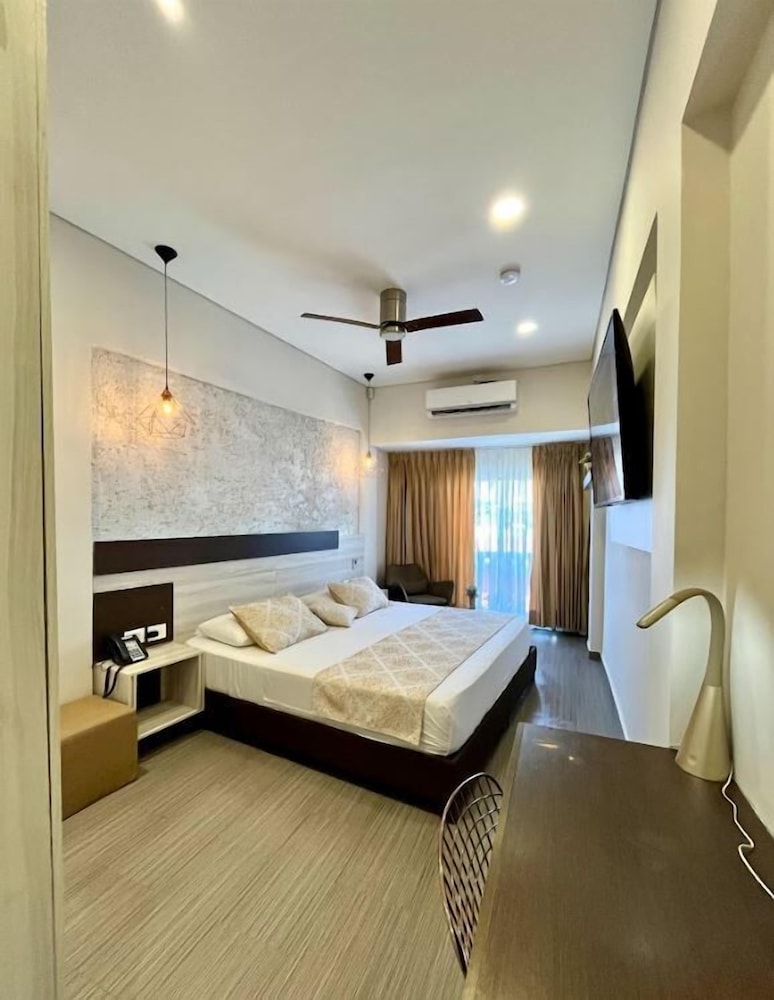 Superior Room, 1 King Bed, Balcony - Photo 7