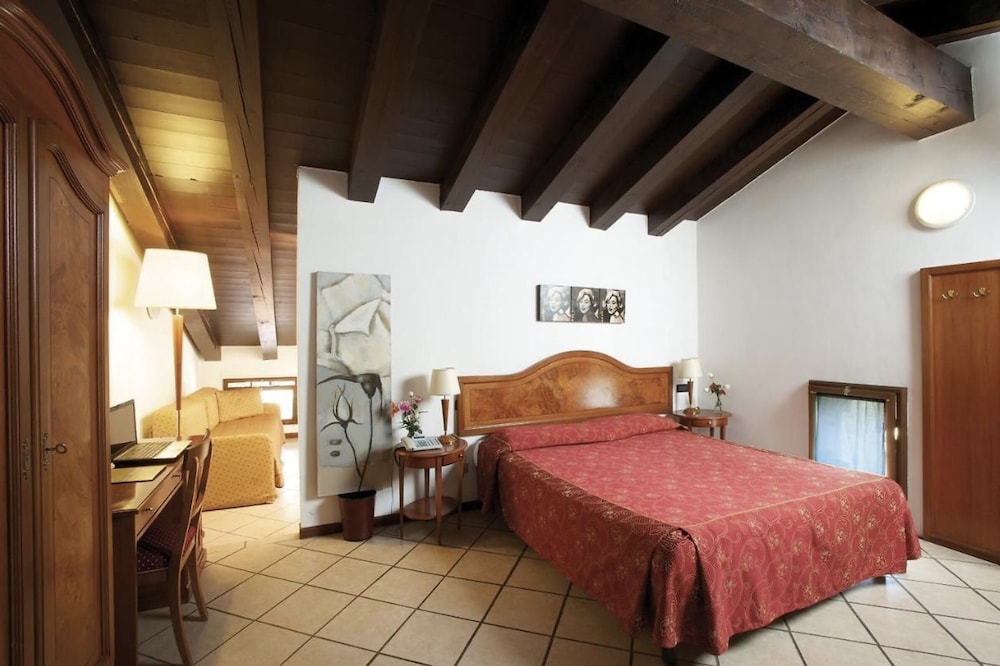 Business Double Room Single Use, 1 Queen Bed photo 1