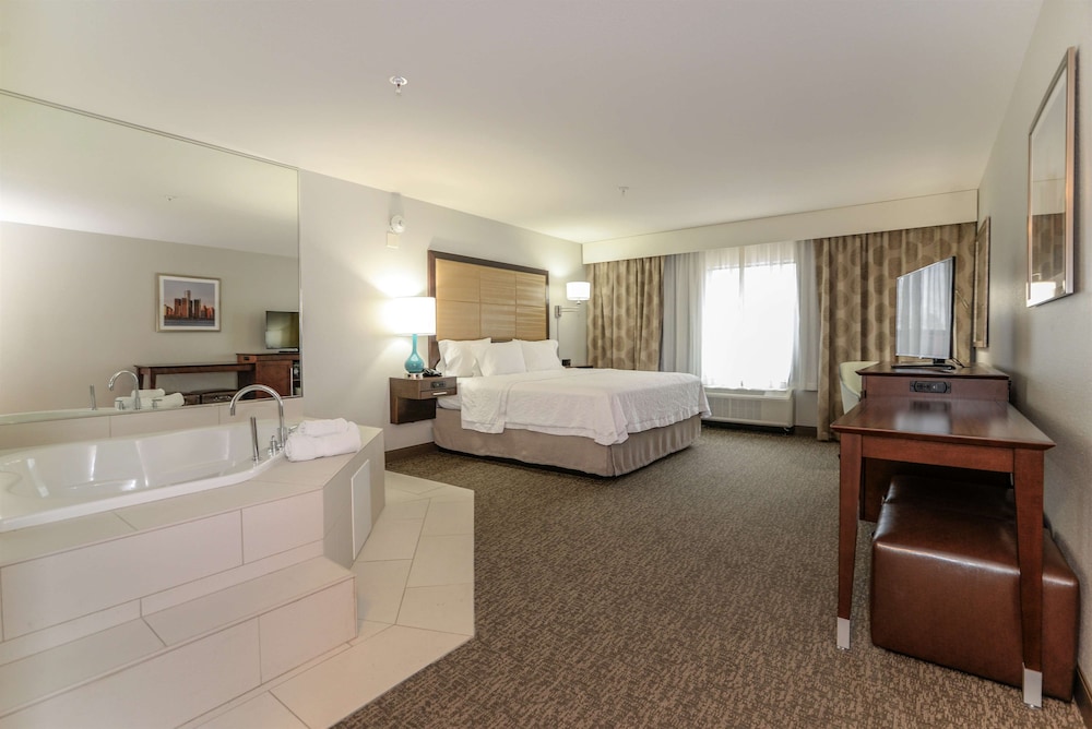 Room, 1 King Bed, Jetted Tub photo 1