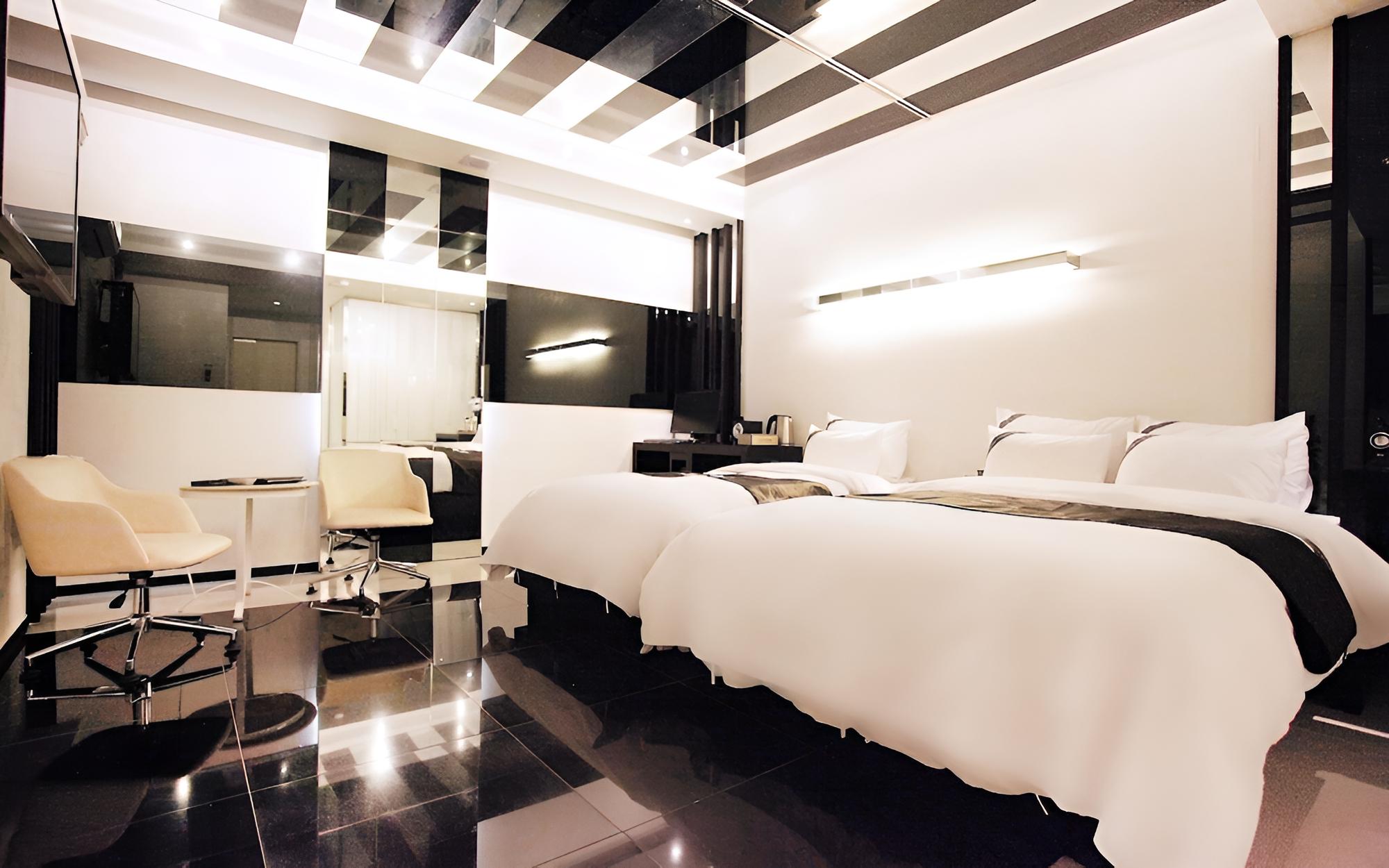 Room (Deluxe twin / single bed + double bed) - Photo 1