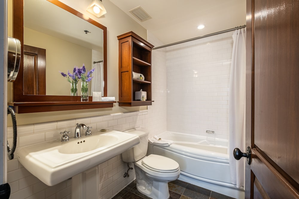 Suite, 3 Bedrooms, Courtyard View - Photo 7