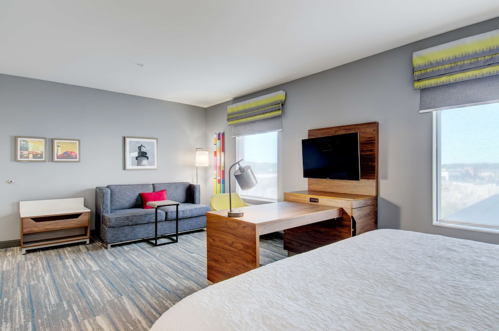 Suite, 1 King Bed, Accessible - Photo 5