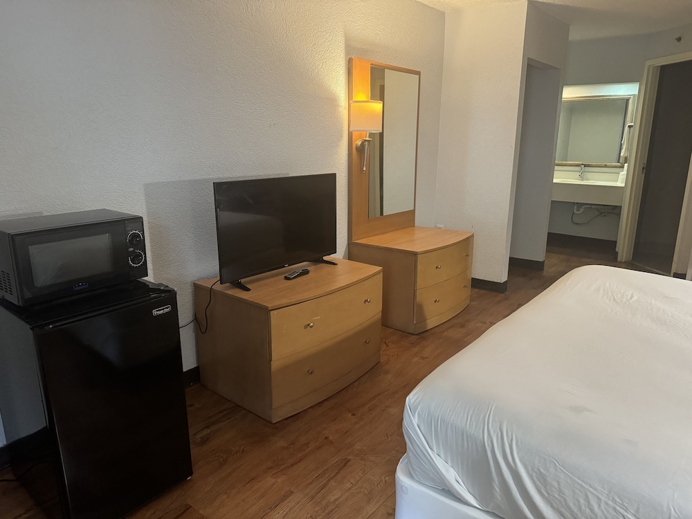 Standard Room, 1 King Bed, Non Smoking, Refrigerator & Microwave - Photo 1