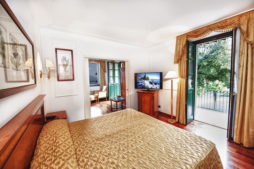 Superior Suite, 1 Bedroom, Balcony, Lake View photo 3