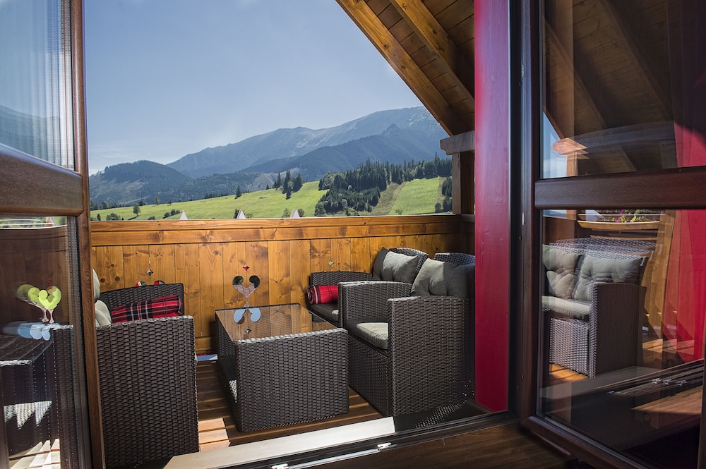 Grand Apartment, Jetted Tub, Hill View photo 3