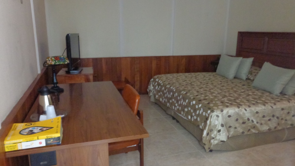 Economy Double Room Single Use, 1 King Bed, Smoking photo 3